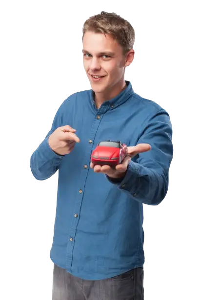 Registracija vozila Beograd – muškarac drži model automobila u ruci